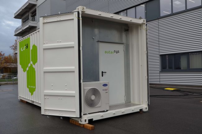 Am Fraunhofer ISE werden erneuerbaren Energien-Anlagen wie dieser Batteriespeicher auf ihre Überspannungsfähigkeit hin getestet. @Fraunhofer ISE 