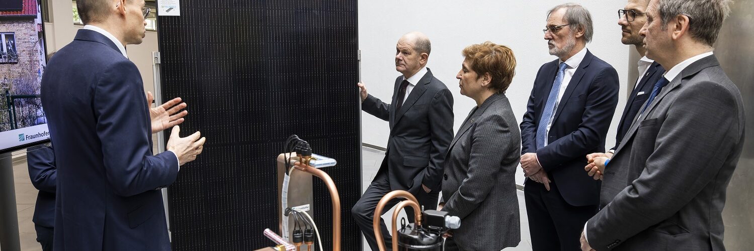 At the end of February 2024, German Chancellor Olaf Schulz visited Fraunhofer ISE in Freiburg. During his visit, the Chancellor also learned about photovoltaic thermal collectors. Here in the picture, scientist Dr. Marek Miara (left) explains how a PVT collector works in conjunction with a heat pump (front in the picture).