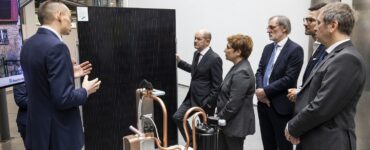 At the end of February 2024, German Chancellor Olaf Schulz visited Fraunhofer ISE in Freiburg. During his visit, the Chancellor also learned about photovoltaic thermal collectors. Here in the picture, scientist Dr. Marek Miara (left) explains how a PVT collector works in conjunction with a heat pump (front in the picture).