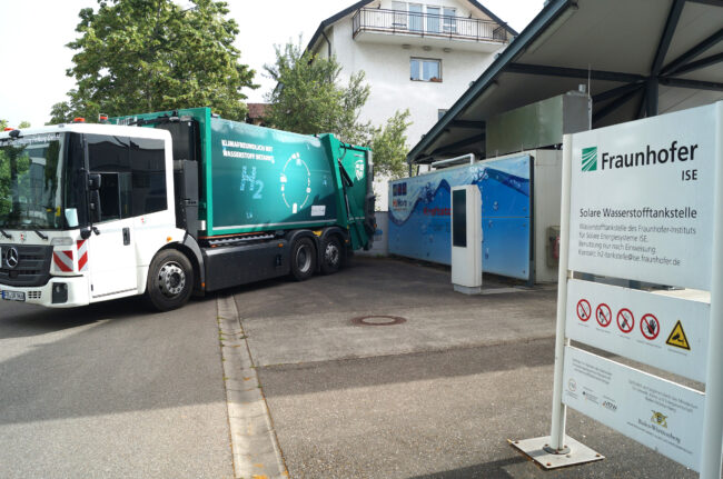 Brennstoffzellenfahrzeug an der Solaren Wasserstofftankstelle des Fraunhofer ISE