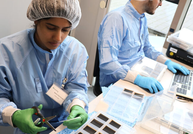 Neethu Philip Thombra bei der Produktion von Elektroden im Labor.