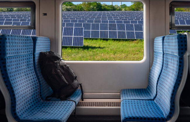 Das Flächenpotenzial für PV-Anlagen entlang der Bahngleise in Deutschland wird bisher fast nicht genutzt. Im Projekt »PV4Rail« soll diese systemtechnische Lücke geschlossen werden, indem Grundlagen erarbeitet und eine optimierte Leistungselektronik und Systemtechnik entwickelt werden.