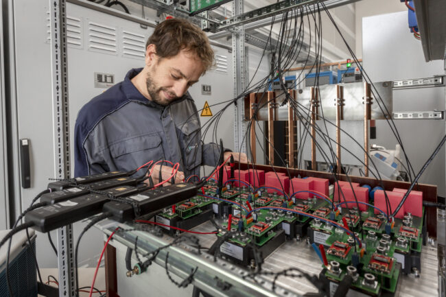Andreas nimmt Messungen an einem dreiphasigen Mittelspannungsumrichter mit einer Leistung von 250 kVA und einer AC-Ausgangsspannung von 3 kV vor.