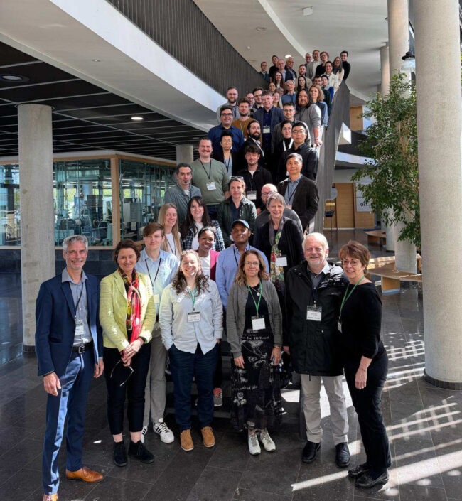 Teilnehmerinnen und Teilnehmer des Workshops zur Forschung und Bildung im Bereich grüner Wasserstoff ("Research and Education Accelerated by Connections in Clean Hydrogen REACH2") mit den Seminarleitenden Ulf Groos (links) und Dr. Jasna Jankovic (Zweite von links). (© Fraunhofer ISE)