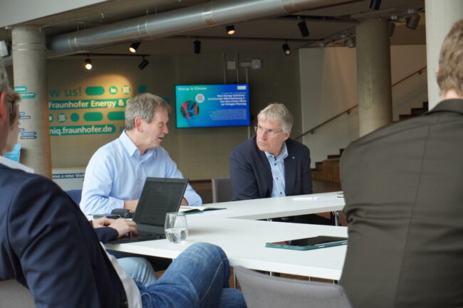 Prof. Hans-Martin Henning und im Gespräch mit Prof. Holger Hanselka, Präsident der Fraunhofer-Gesellschaft. ©Fraunhofer ENIQ