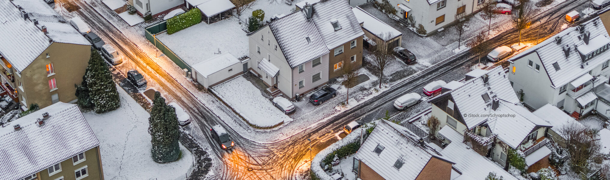 Ein- und Mehrfamilienhäuser in einer Kleinstadt in Deutschland im Winter. ©iStock.com/Schroptschop