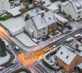 Ein- und Mehrfamilienhäuser in einer Kleinstadt in Deutschland im Winter. ©iStock.com/Schroptschop