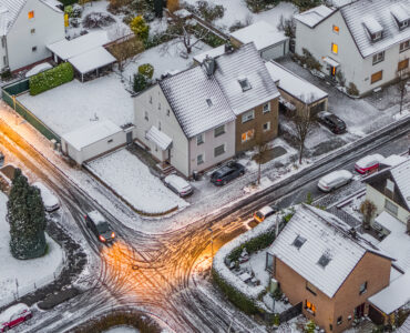 Ein- und Mehrfamilienhäuser in einer Kleinstadt in Deutschland im Winter. ©iStock.com/Schroptschop