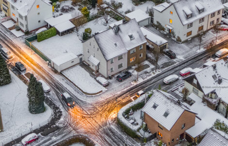 Ein- und Mehrfamilienhäuser in einer Kleinstadt in Deutschland im Winter. ©iStock.com/Schroptschop