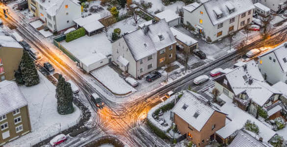 Ein- und Mehrfamilienhäuser in einer Kleinstadt in Deutschland im Winter. ©iStock.com/Schroptschop